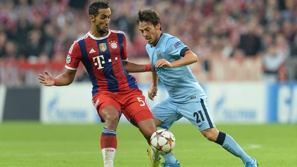 L'international marocain Mehdi Benatia à la lutte avec David Silva lors du match aller entre le Bayern et Manchester City.

