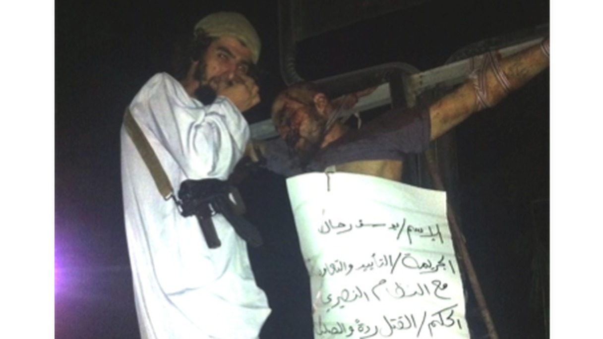Le combattant marocain de Daach, Mohammed Hamdouch, alias Abou Jandal Al Maghribi, se prend en photo devant un corps crucifié.
