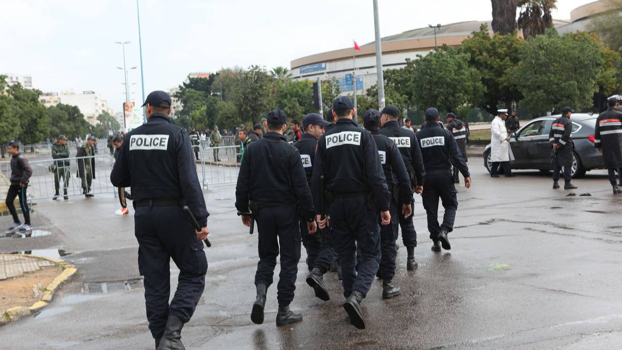 Les agents de police prennent position aux abords du stade Mohammed V.
