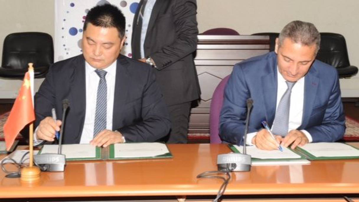 Signature du mémorandum entre Moulay Hafid Elalamy, ministre de l’Industrie et du commerce, et Qian Yong, vice-président de Shangang Group, Qian Yong, portant sur l'installation d'une unité du groupe chinois dans la zone franche de Tanger Automotive City.
