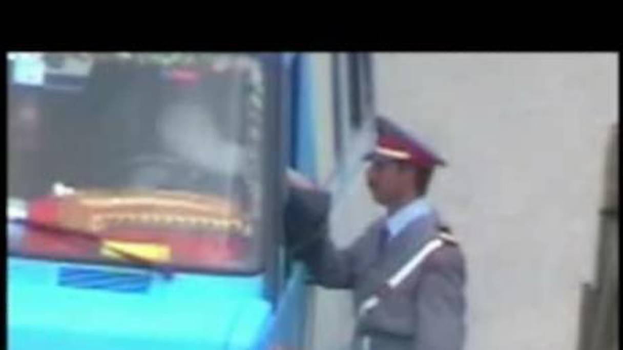 La première vidéo du sniper de Targuist filmant un gendarme prenant de des pots-de-vin.

