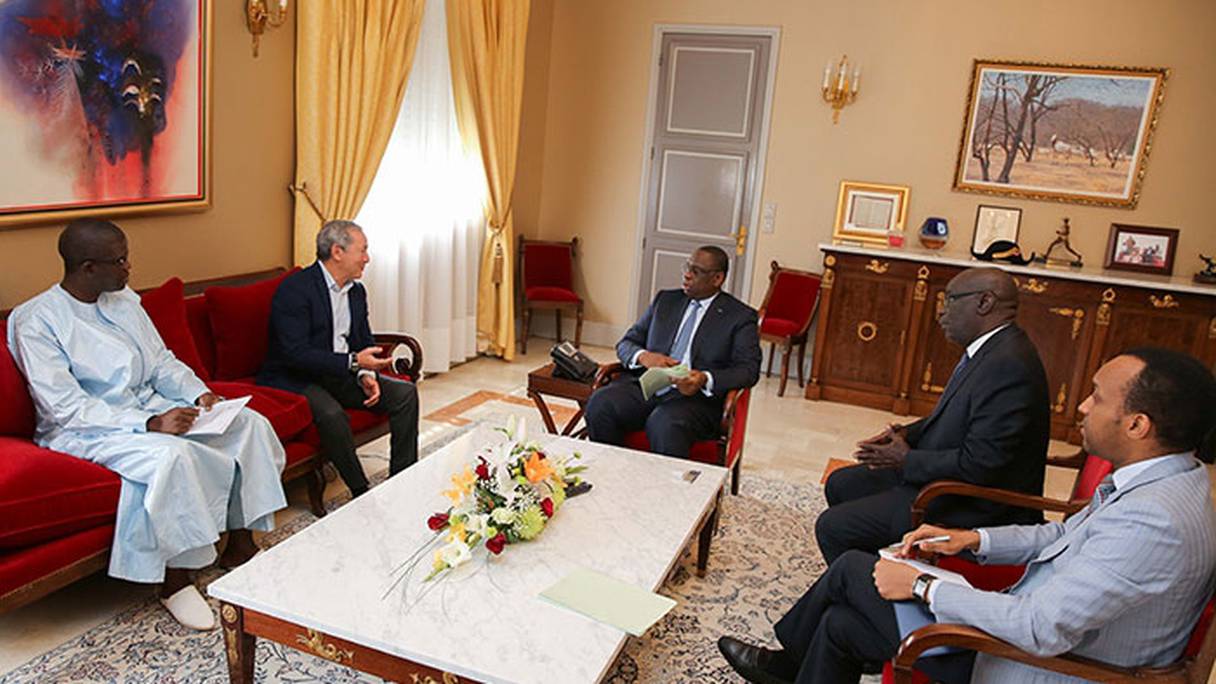 Le promoteur immobilier égyptien Samih Sawiris, président de la holding Orascom, présentant au président sénégalais, Macky Sall, ses projets immobiliers au Sénégal.
