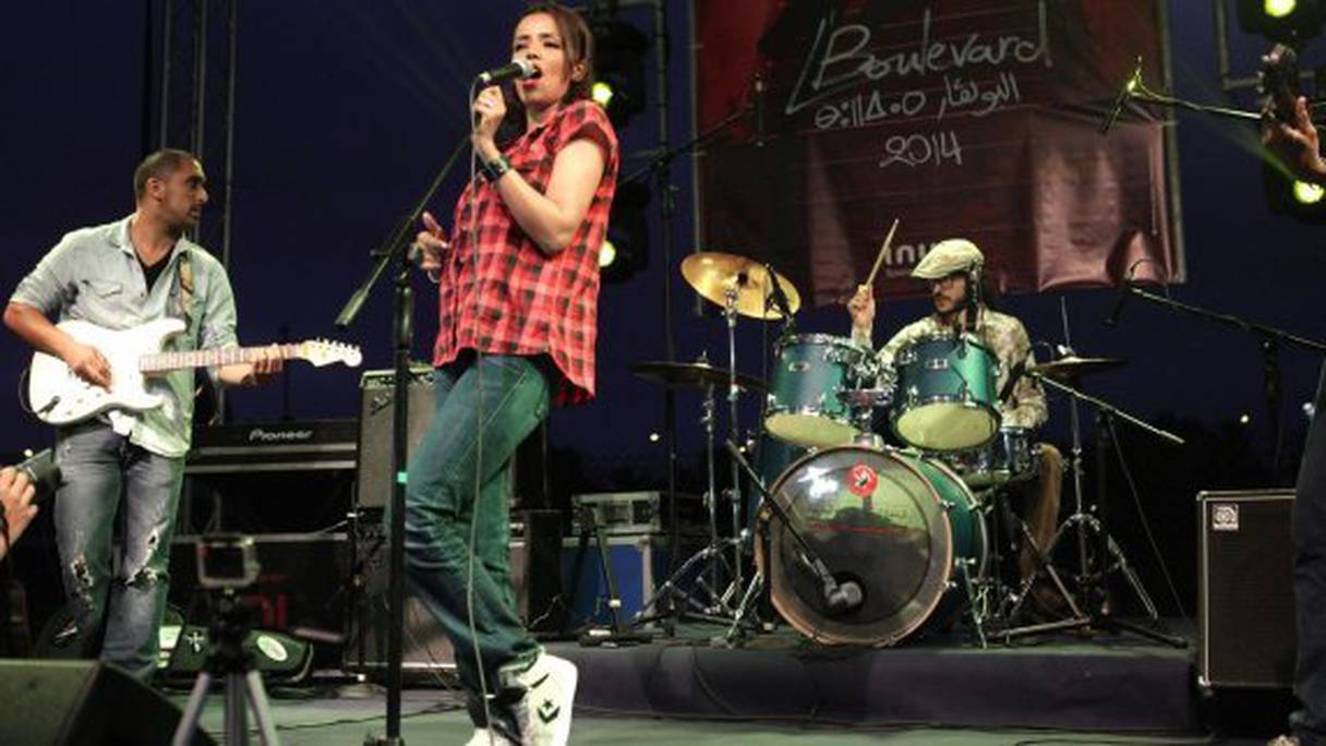 مغنية الروك المغربية خنساء باطما تقدم بعض أغانيها خلال ندوة تقديم برنامج "البولفار" في الثاني شتنبر الجاري
