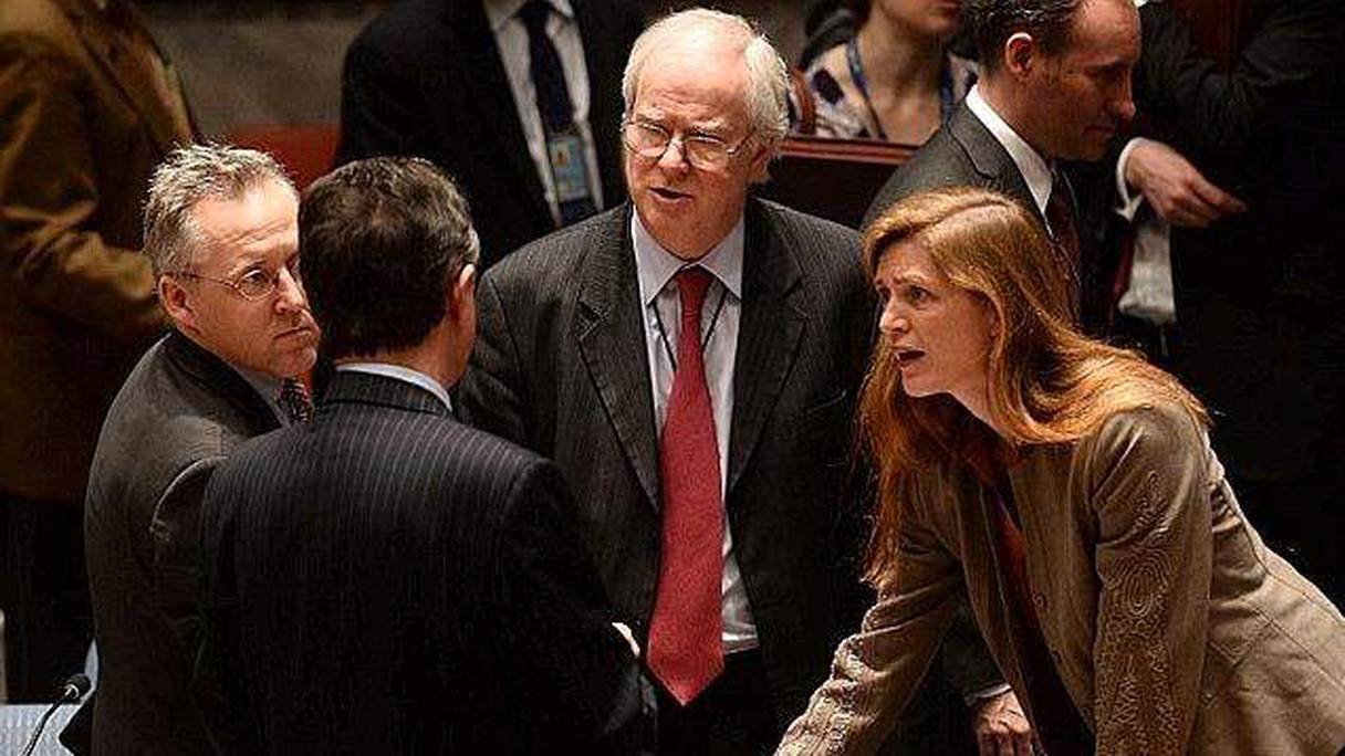 Au Conseil de sécurité: l'ambassadeur de Grande-Bretagne à l'ONU, Mark Lyall Grant (au milieu), et à sa gauche, son homologue américaine, Samantha Power. 
 
