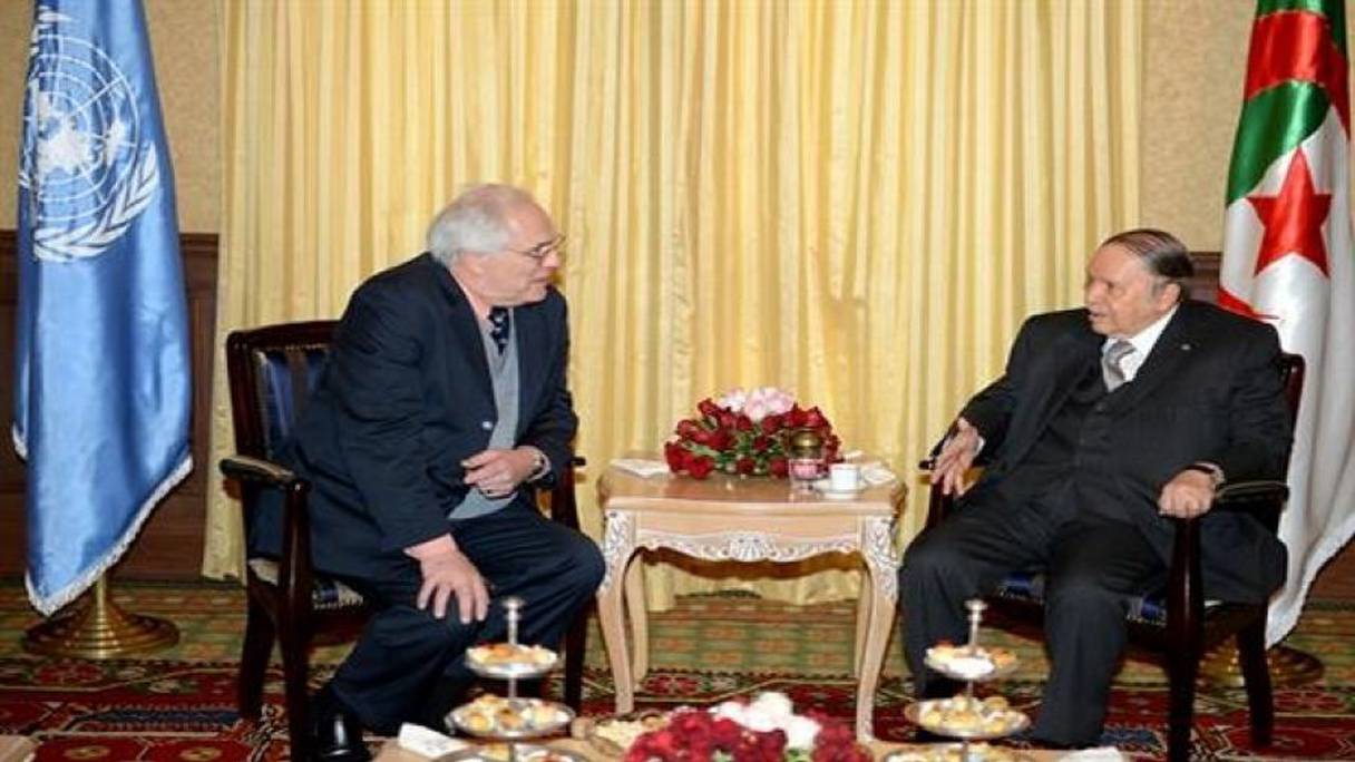Seule Alger semble donner de l'importance à cette énième tournée de Christopher Ross. Ici, avec le président Abdelaziz Bouteflika.
