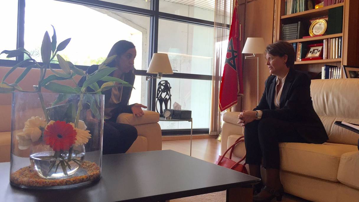 La ministre déléguée Mbarka Bouaida et l'ambassadrice de Roumanie Simona Mariana Ioan, lors de leur entretien le 19 octobre au siège du ministère des Affaires étrangères.
