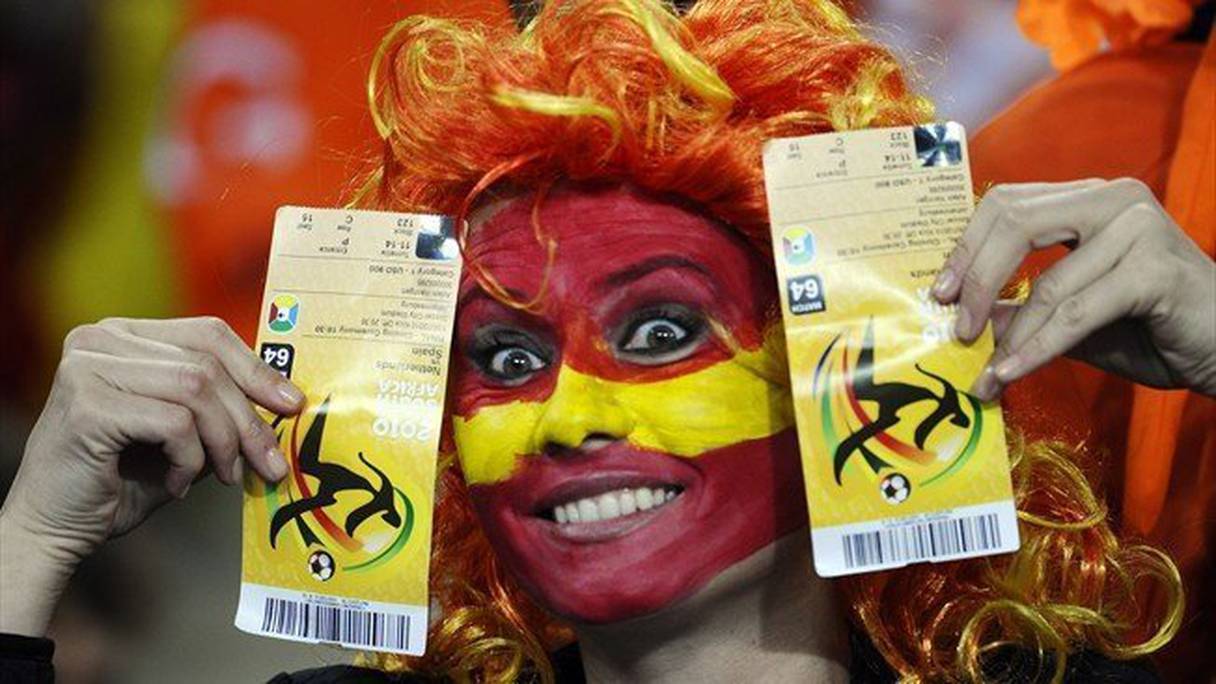 Une supportrice du Mondial 2014 fière de ses deux billets.
