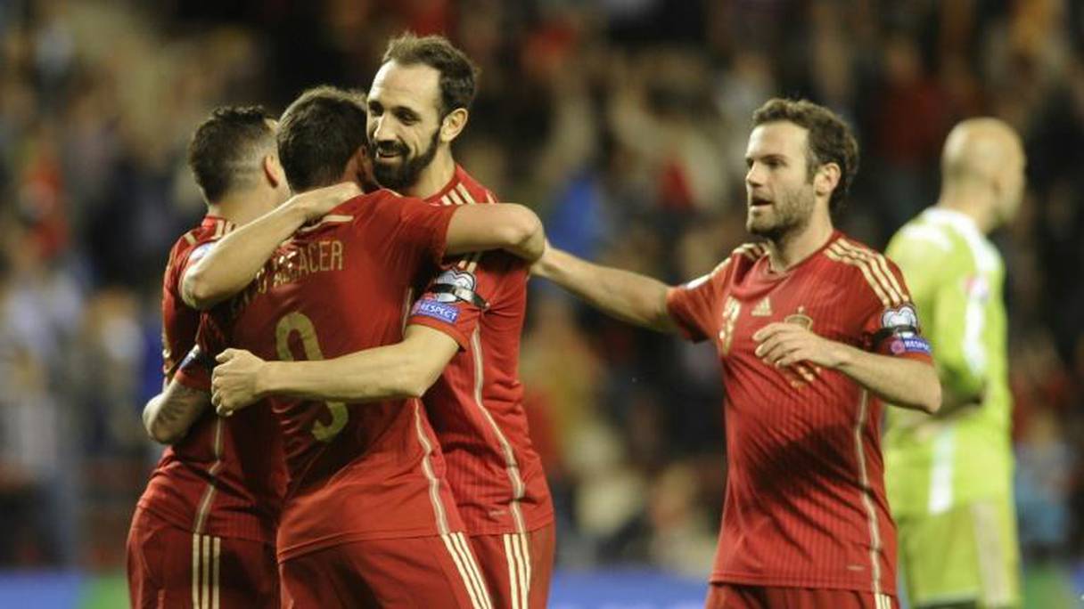 Les joueurs espagnols célèbrent leur qualification pour l'Euro-2016 après leur victoire contre le Luxembourg, le 9 octobre 2015 à Logroño.
