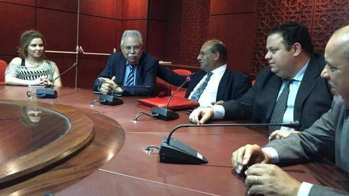 Tarik Kabbage (2ème à partir de la gauche), présidant une réunion de son parti Al-Badil Addimocrati (l'Alternative Démocratique).
