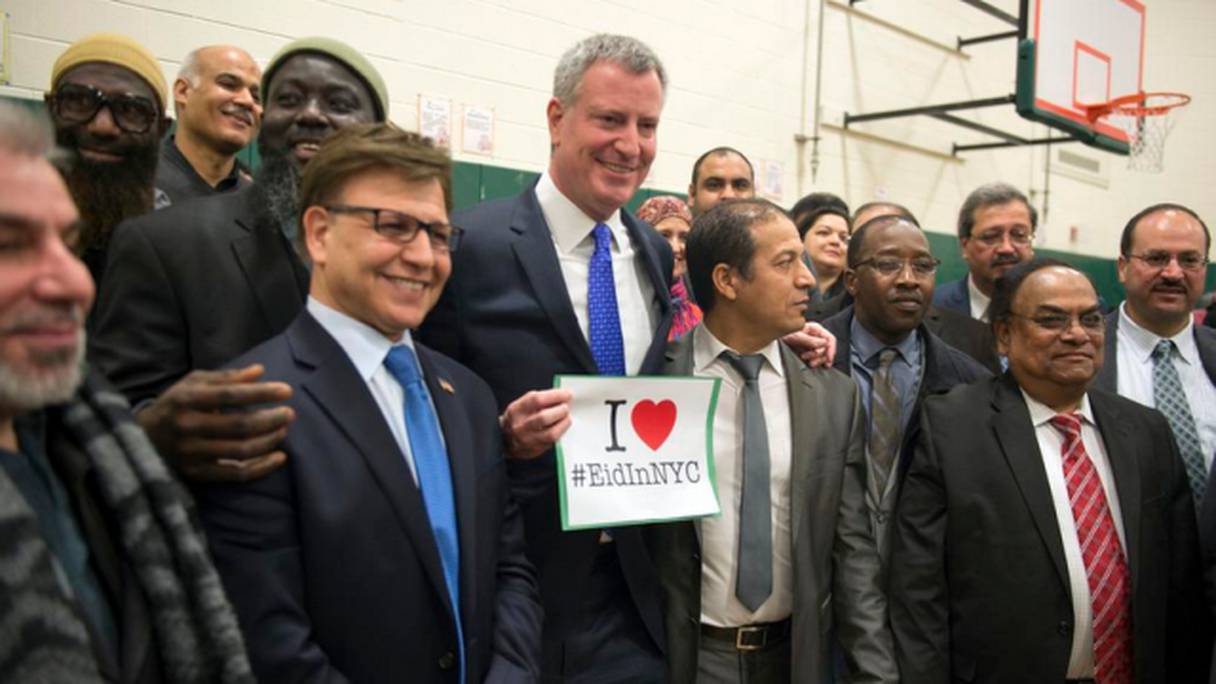 Le maire de New York (au centre) avec des membres de la communauté musulmane.
