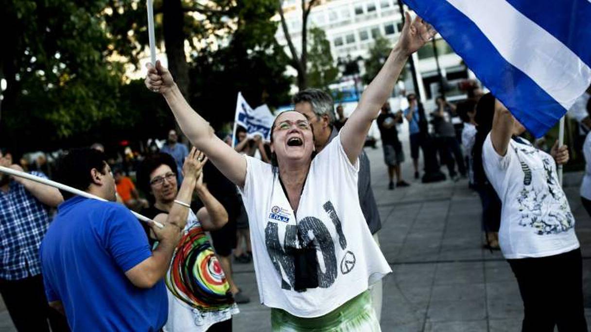 Une grecque fête la victoire du "non" au square Syntagma à Athènes, le 5 juillet.
