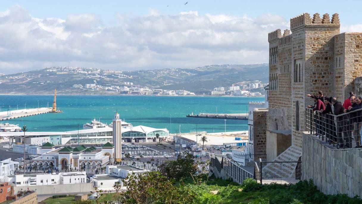 Tanger, à l'extrémité du nord-ouest du royaume, sur le détroit de Gibraltar, se trouve à 14 kilomètres de la côte espagnole et à la périphérie du massif montagneux du Rif.
