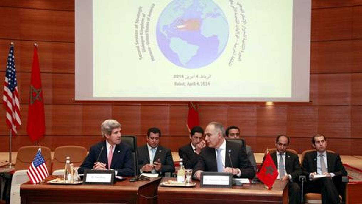 Le secrétaire d'Etat John Kerry avec son homologue Salaheddine Mezouar lors des travaux de la 3ème session du Dialogue stratégique.
