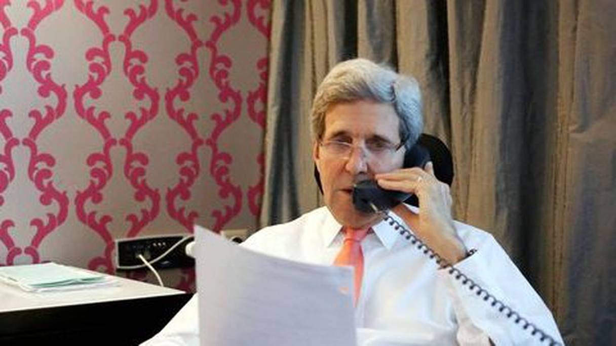 Le secrétaire d'Etat américain John Kerry au téléphone avec Benyamin Netanyahou, le 25 juillet 2014 /AFP
 
