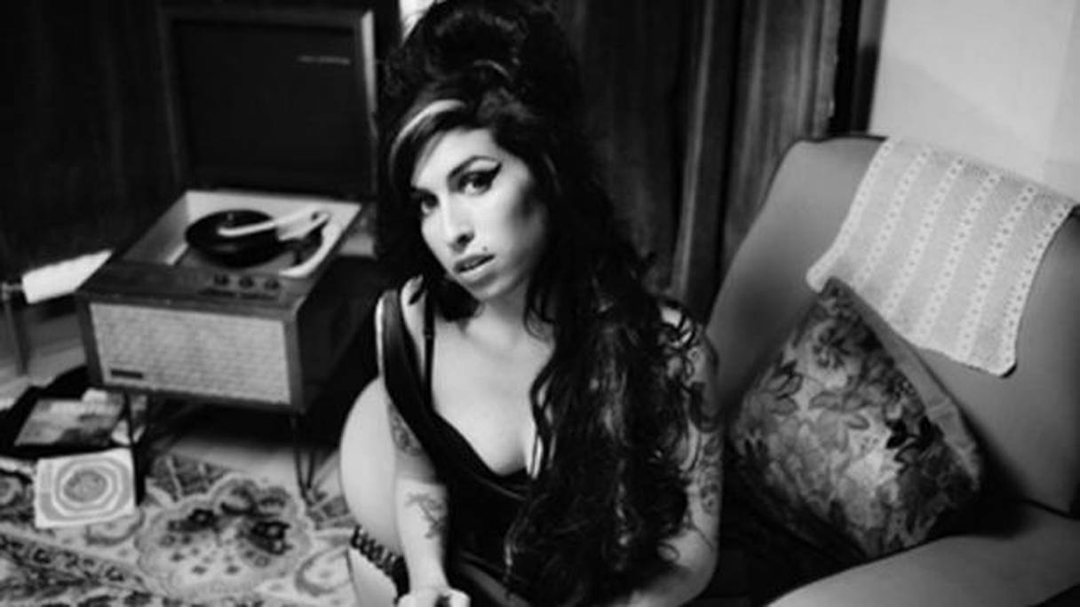 Amy Winehouse décédée à l'âge de 27 ans d'une consommation excessive d'alcool.
