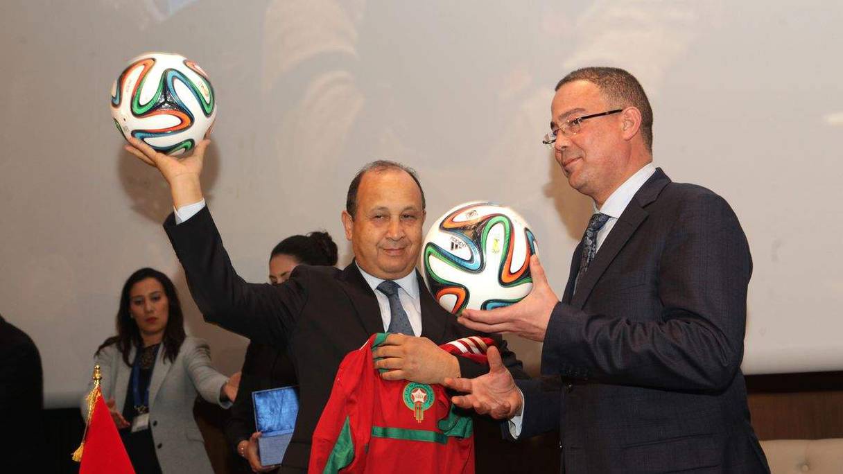 Abdeslam Ahizoun et Fouzi Lekjaa lors de la signature d'une nouvelle convention de sponsoring entre la FRMA et la FRMF.

