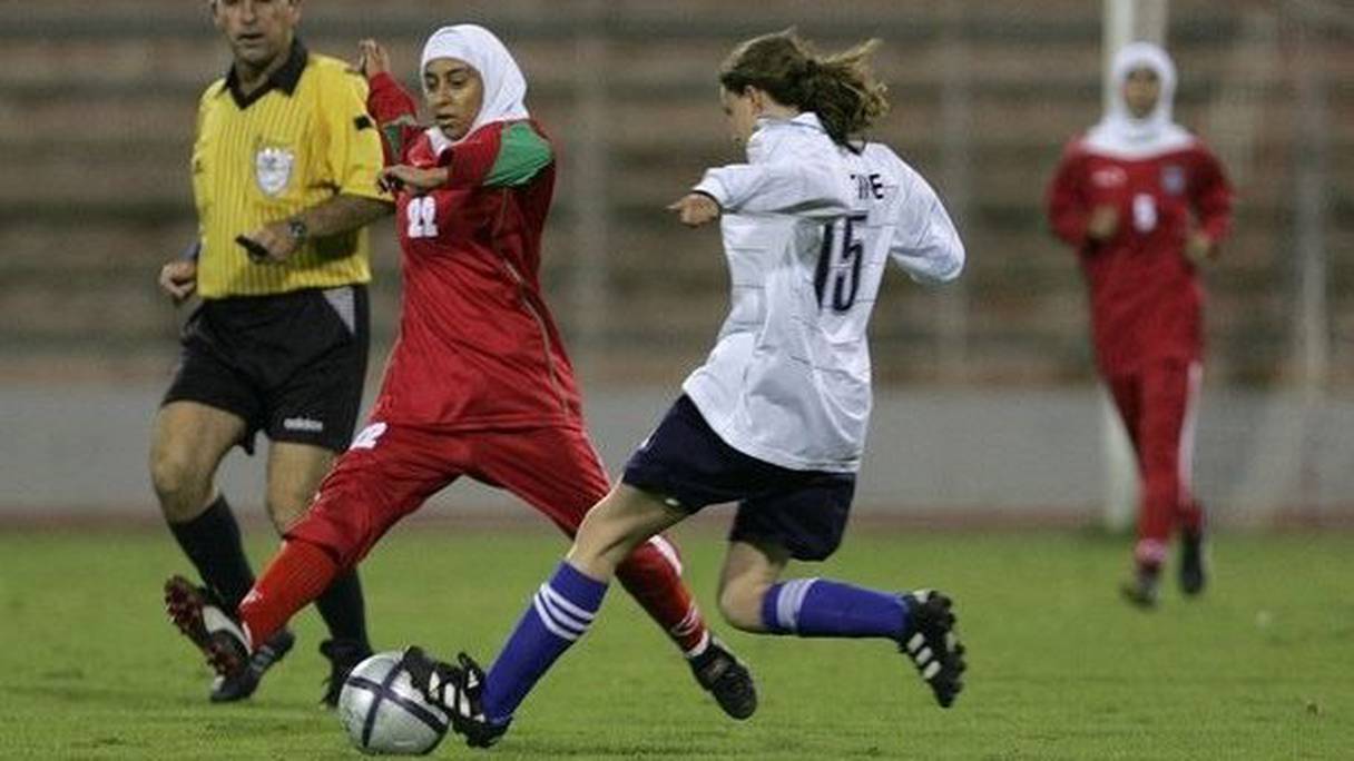 Les femmes sont autorisées par la FIFA de jouer au football avec un voile.
