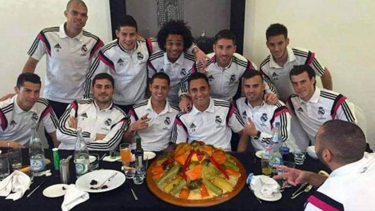 Le Real Madrid regroupé autour d'un bon couscous photomonté. 
